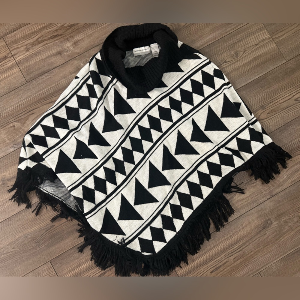 Alfred Dunner Black & White Geometric Knit Poncho | Petite PL/PXL